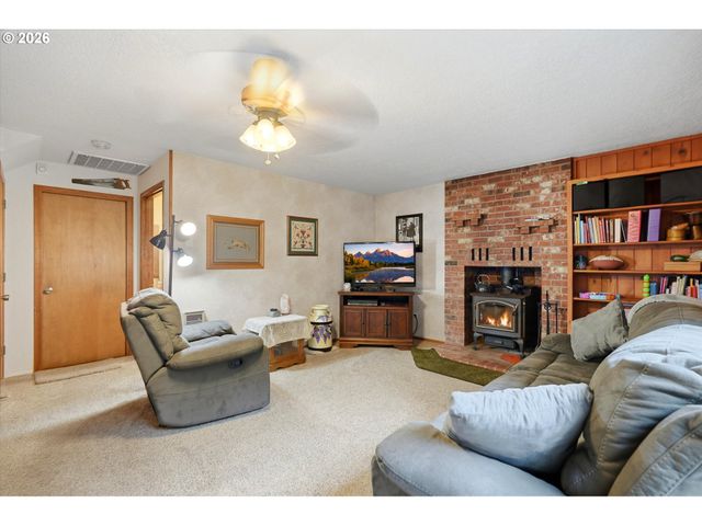 36305 YOCUM Loop, Sandy, OR 97055