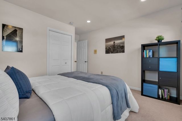 17 Craft Farm Dr, Bridgewater Twp., NJ 08807