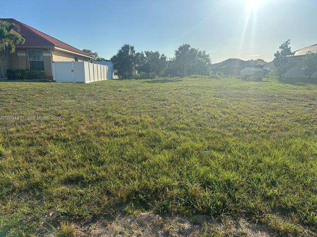 930 SW 8th PL, Cape Coral, FL 33991