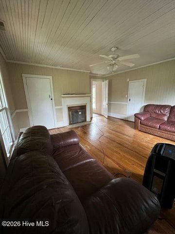 610 Jenkins Avenue, Maysville, NC 28555