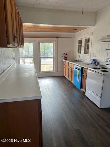 610 Jenkins Avenue, Maysville, NC 28555