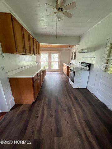 610 Jenkins Avenue, Maysville, NC 28555