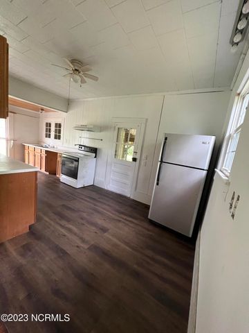 610 Jenkins Avenue, Maysville, NC 28555