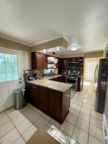 1140 S Van Buren Avenue, Des Plaines, IL 60018