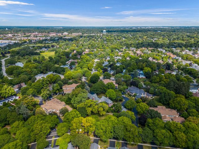 1092 Wexford Court 1092, Wheaton, IL 60189