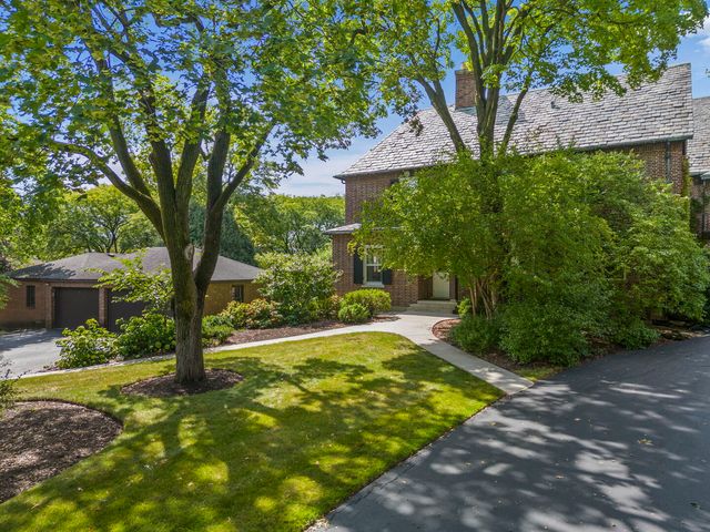 1092 Wexford Court 1092, Wheaton, IL 60189