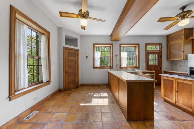 1092 Wexford Court 1092, Wheaton, IL 60189