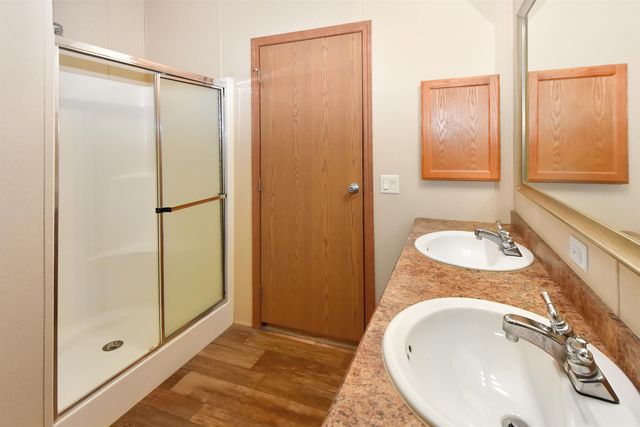 221 17th St NW, Minot, ND 58703