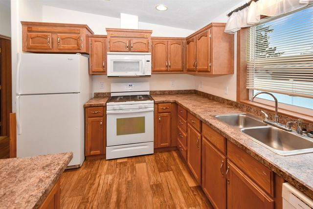 221 17th St NW, Minot, ND 58703