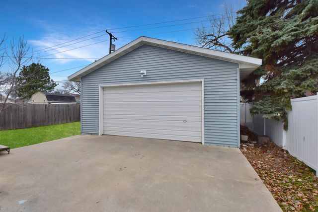 221 17th St NW, Minot, ND 58703