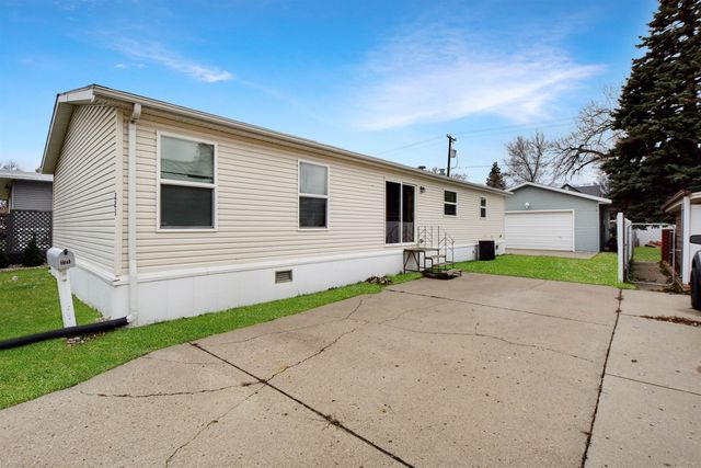 221 17th St NW, Minot, ND 58703