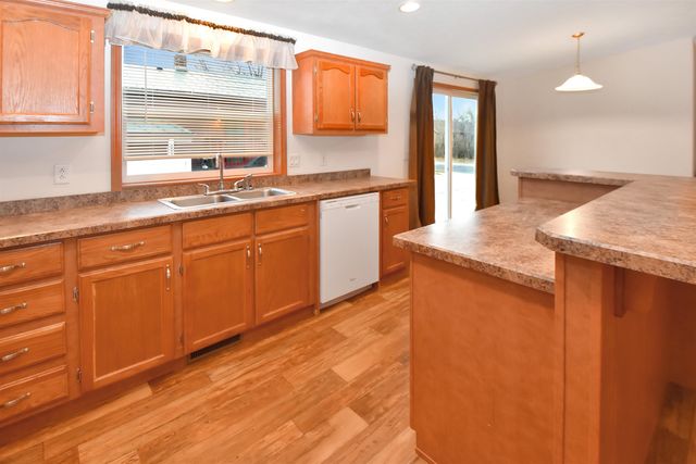 221 17th St NW, Minot, ND 58703