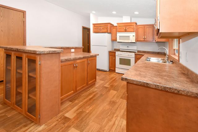 221 17th St NW, Minot, ND 58703