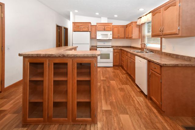 221 17th St NW, Minot, ND 58703