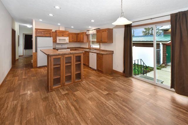 221 17th St NW, Minot, ND 58703