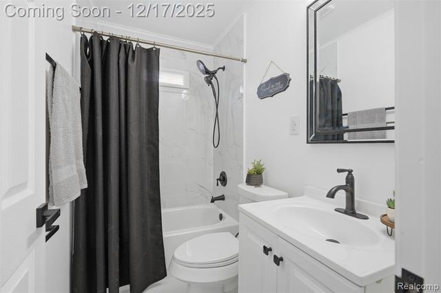 21625 Trombly Street, Saint Clair Shores, MI 48080