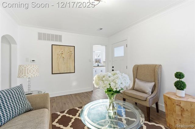 21625 Trombly Street, Saint Clair Shores, MI 48080