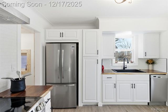 21625 Trombly Street, Saint Clair Shores, MI 48080