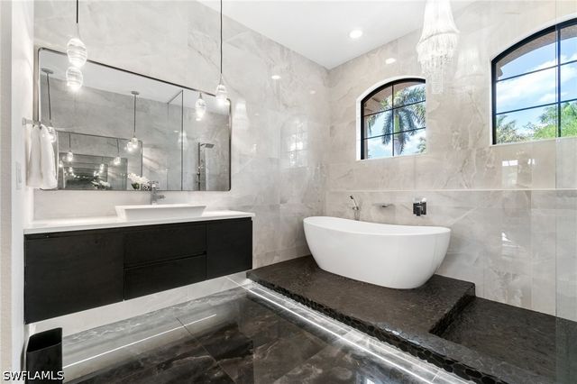 3440 Runaway LN, Naples, FL 34114