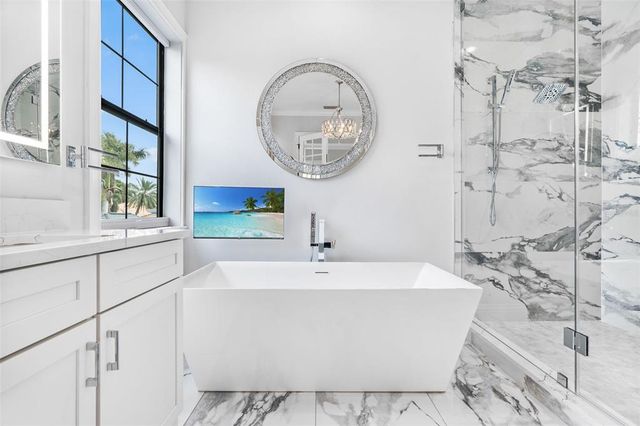 242 ESTADO WAY NE, St Petersburg, FL 33704