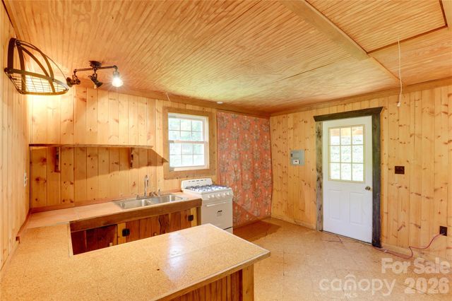 435 Mountain Cove Road, Marshall, NC 28753