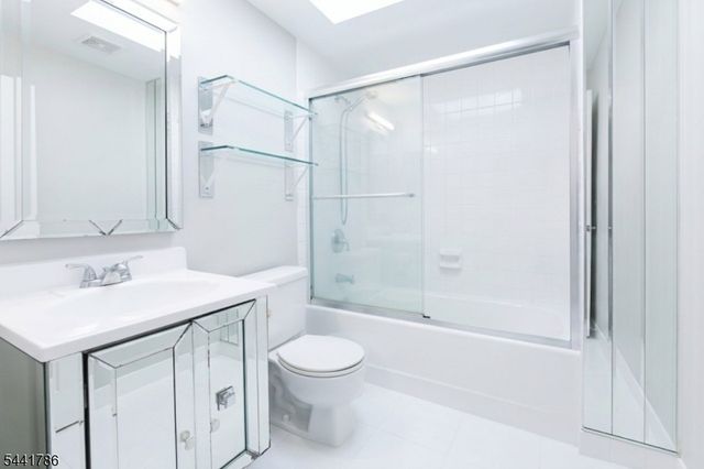 108 Harmon Cove Tower, Secaucus Town, NJ 07094