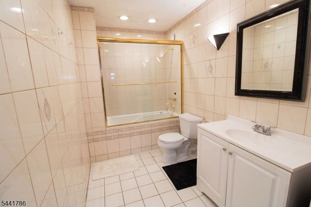 108 Harmon Cove Tower, Secaucus Town, NJ 07094