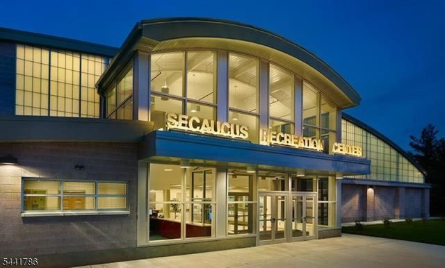 108 Harmon Cove Tower, Secaucus Town, NJ 07094