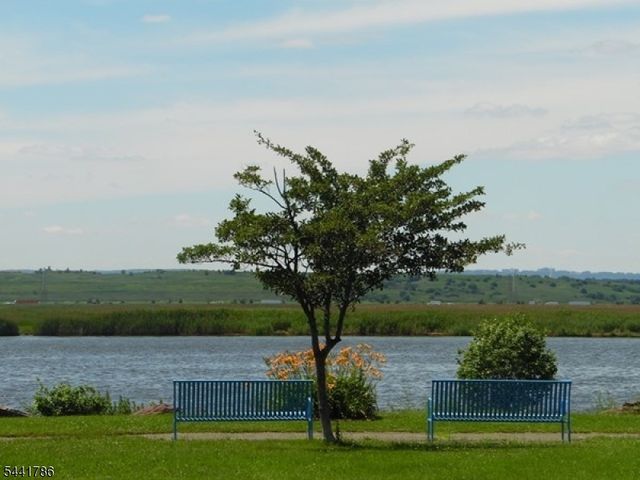 108 Harmon Cove Tower, Secaucus Town, NJ 07094