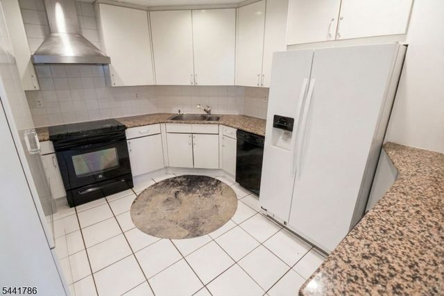 108 Harmon Cove Tower, Secaucus Town, NJ 07094