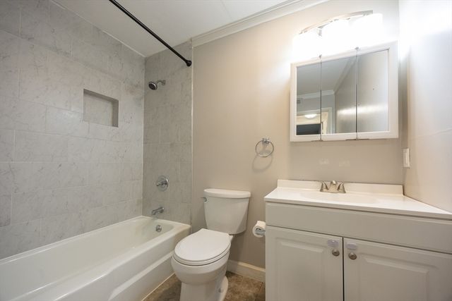 18 Shadowbrook Ln 19, Milford, MA 01757