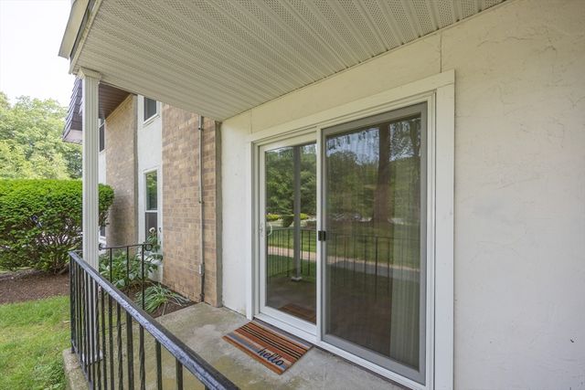 18 Shadowbrook Ln 19, Milford, MA 01757