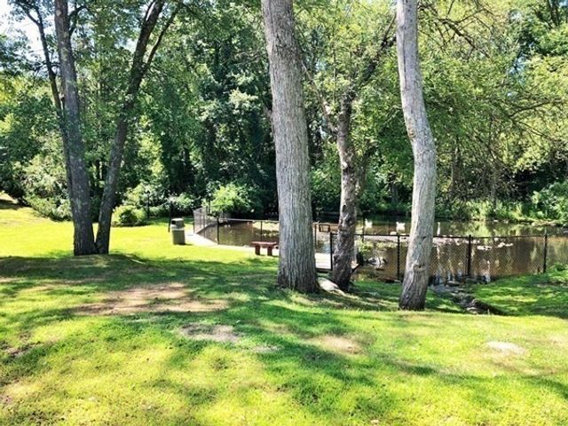 18 Shadowbrook Ln 19, Milford, MA 01757