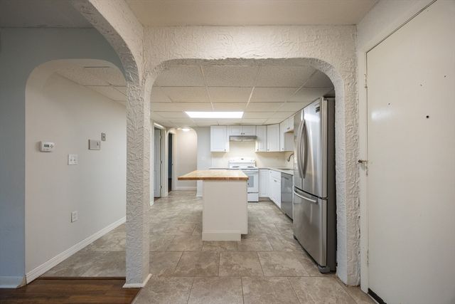 18 Shadowbrook Ln 19, Milford, MA 01757