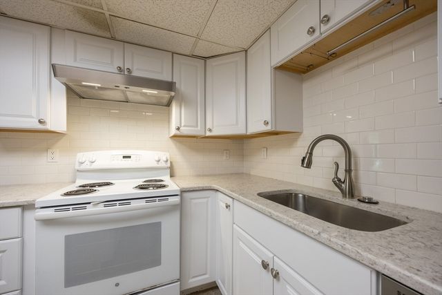 18 Shadowbrook Ln 19, Milford, MA 01757