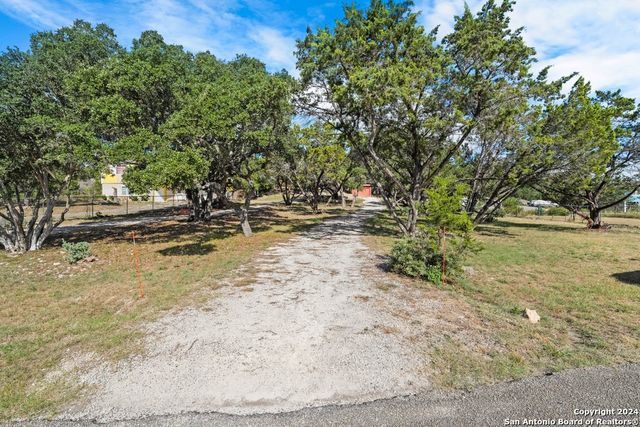 809 LAKEBREEZE DR, Canyon Lake, TX 78133