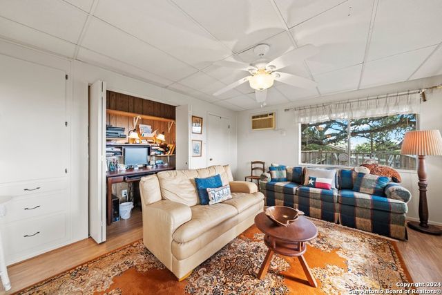 809 LAKEBREEZE DR, Canyon Lake, TX 78133