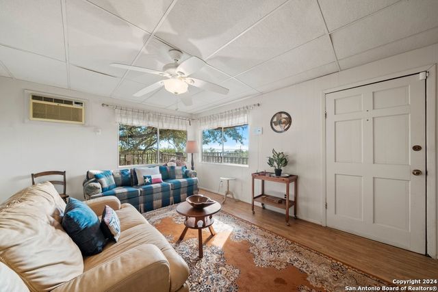 809 LAKEBREEZE DR, Canyon Lake, TX 78133