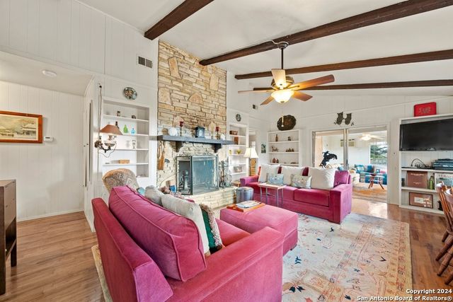 809 LAKEBREEZE DR, Canyon Lake, TX 78133