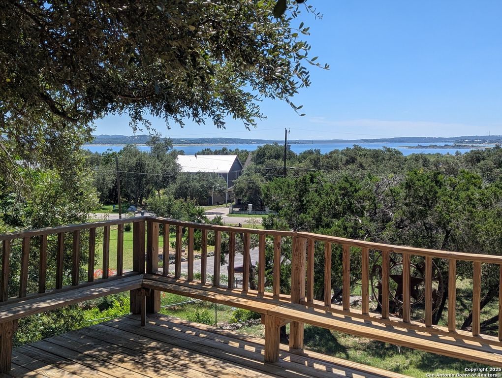 809 LAKEBREEZE DR, Canyon Lake, TX 78133