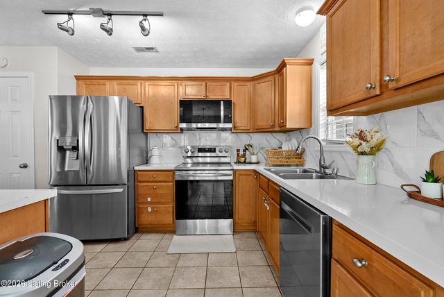 8813 Eli Dr, Louisville, KY 40291
