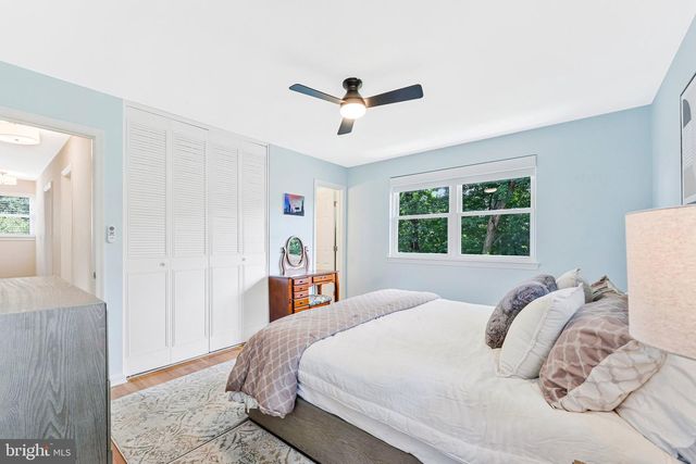 5000 GAINSBOROUGH DR, Fairfax, VA 22032