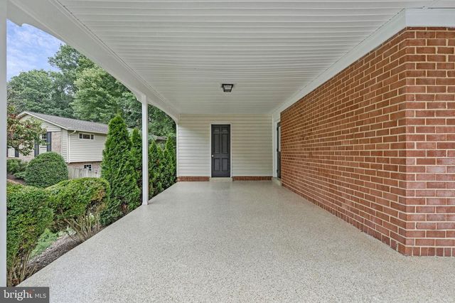 5000 GAINSBOROUGH DR, Fairfax, VA 22032