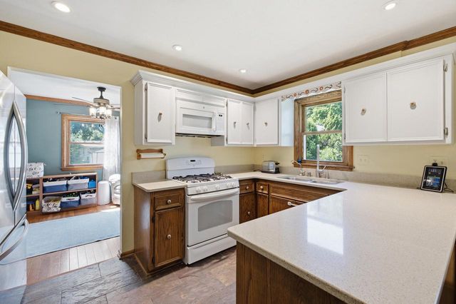 1930 Sunnyside DRIVE, Waukesha, WI 53186