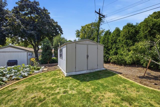 1930 Sunnyside DRIVE, Waukesha, WI 53186