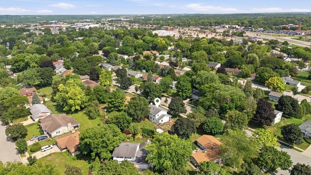 1930 Sunnyside DRIVE, Waukesha, WI 53186