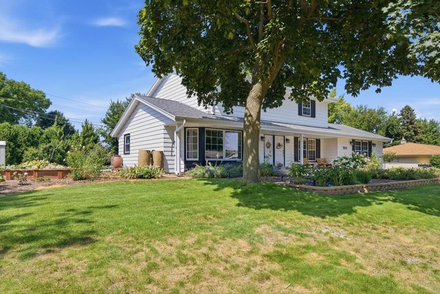 1930 Sunnyside DRIVE, Waukesha, WI 53186