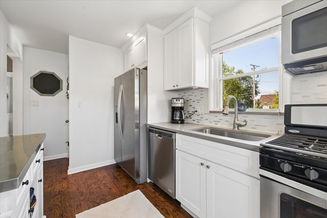 1320 E Washington Street, Des Plaines, IL 60016