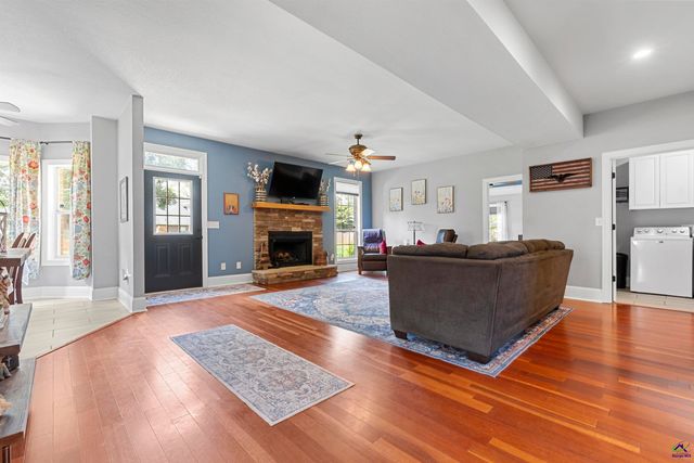 102 White Columns Drive, Kathleen, GA 31047