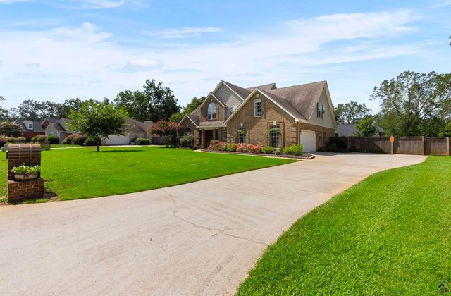 102 White Columns Drive, Kathleen, GA 31047